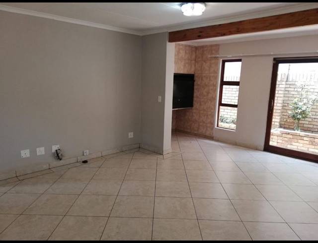2 BEDROOM TOWNHOUSE FOR SALE IN VANDERBIJLPARK SW 5
